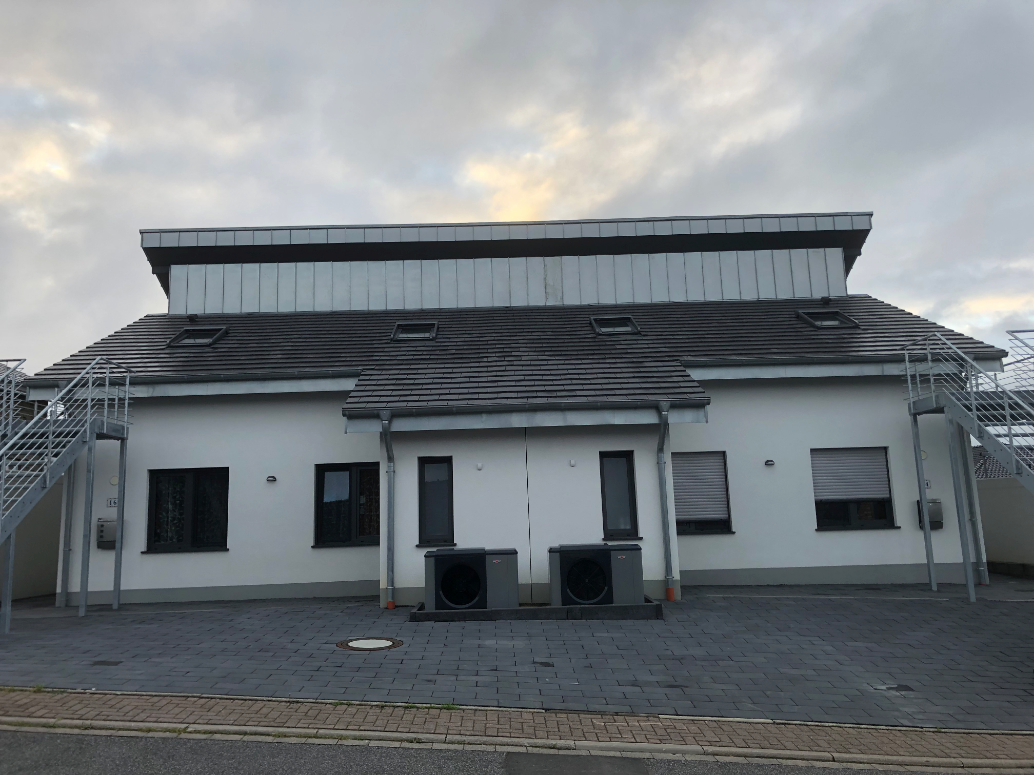 Model wearing plain black basic tee.