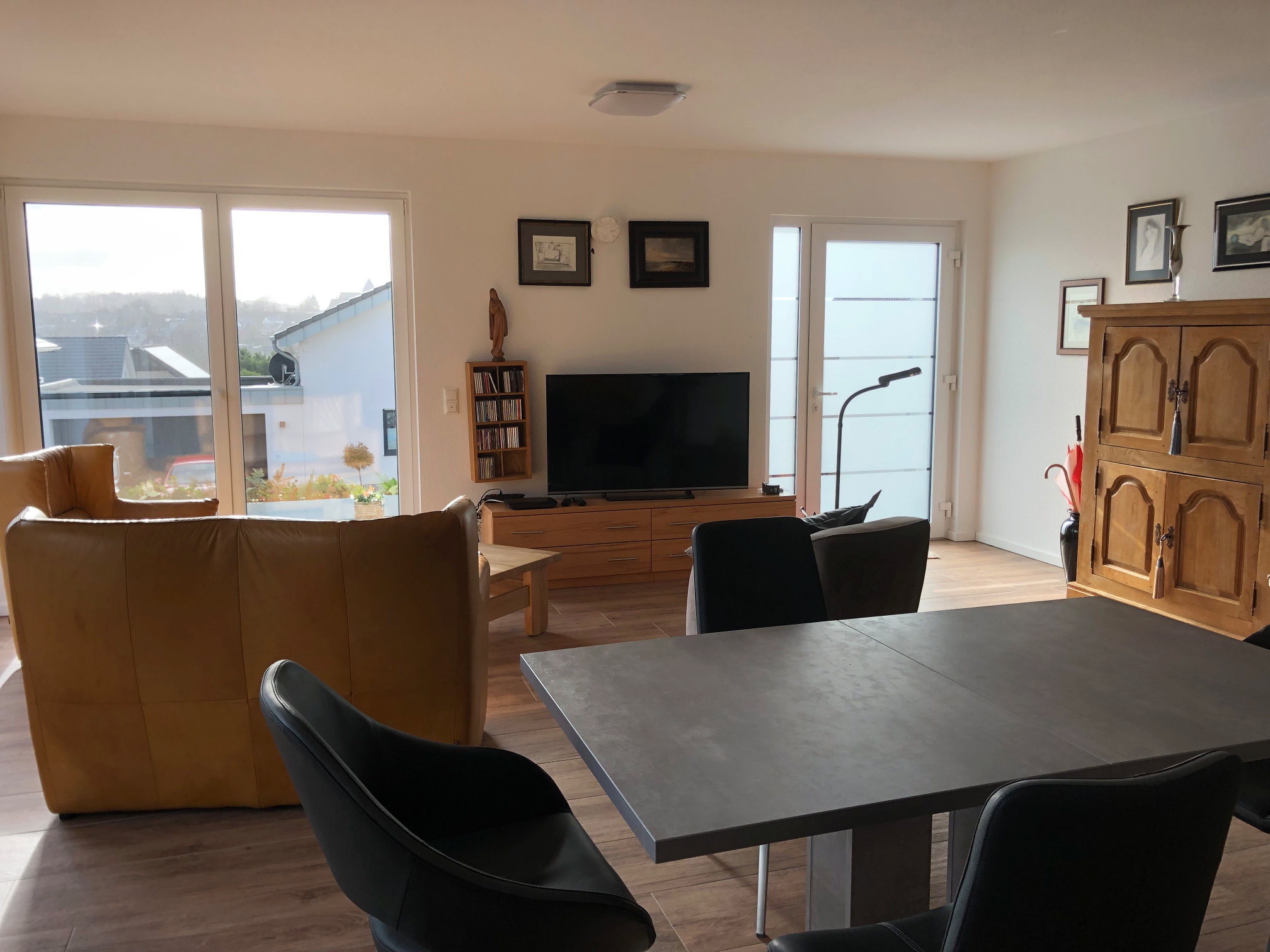 Model wearing plain white basic tee.